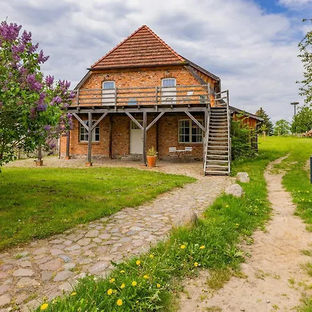 Semesterbostad Spacious Vacation With A Garden View Walow