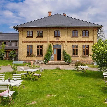 Spacious Vacation With A Garden View