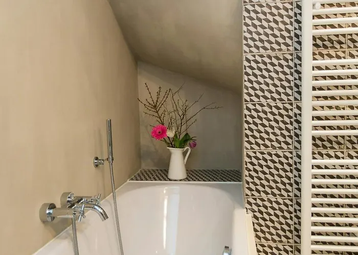 Spacious Vacation With A Garden View *