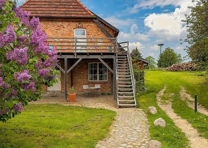 Spacious Vacation With A Garden View *