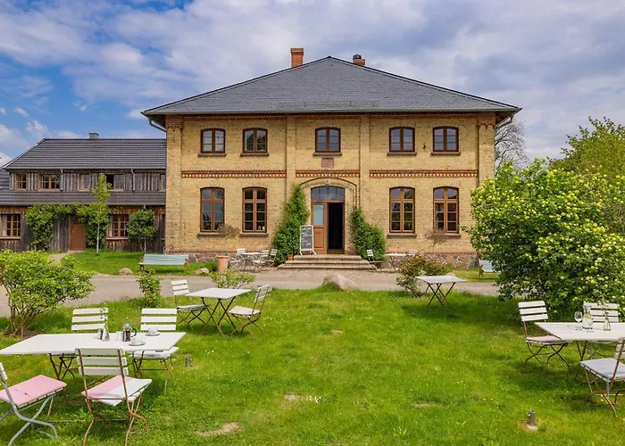 Spacious Vacation With A Garden View